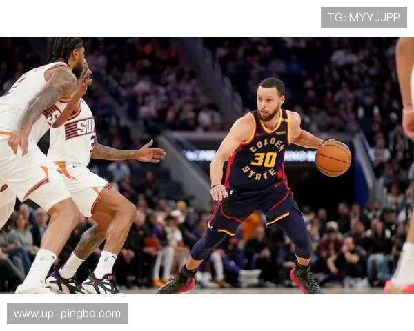 库里无球跑动拉开空间，三分效率领跑后卫